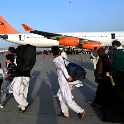Una familia afgana intenta huir del país ante el regreso de los talbanes al poder