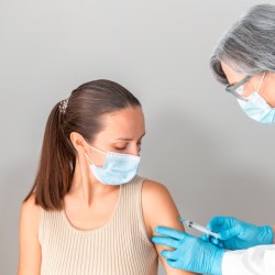 Las personas pueden obtener diferentes beneficios al vacunarse contra el COVID-19.