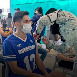 Jóvenes se suman a la vacunación en el Estadio Banorte La Casa de los Borregos