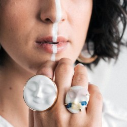 Carolina Gamper, EXATEC de la carrera de Diseño Industrial en Campus Querétaro, es la creadora de Mino Mino, una marca de joyería hecha de plata reciclada y cerámica. 