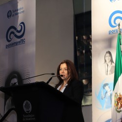Claudia Gómez, discurso a candidatos a egresar en Tec CEM
