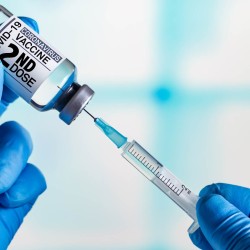 Especialistas de TecSalud explican la relevancia de recibir la segunda dosis de la vacuna contra el COVID.