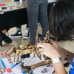 Estudiantes arman la araña robótica del reto KineTEC