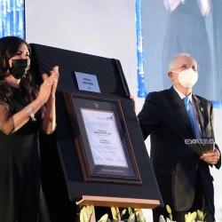 Tec Guadalajara entrega Premio Mérito EXATEC a Juan Manuel Durán.