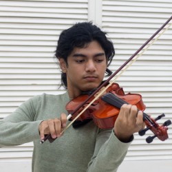 Emiliano tocando el violín