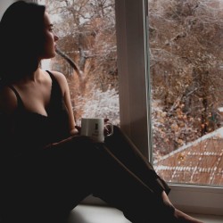 Mujer deprimida en invierno
