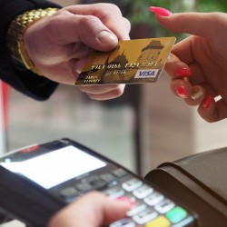 Persona pagando con tarjeta de crédito