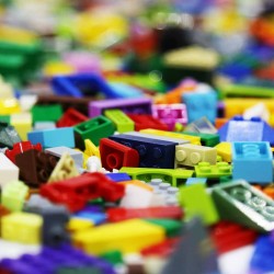 Alumnos Tec construyen con LEGOS un mundo incluyente