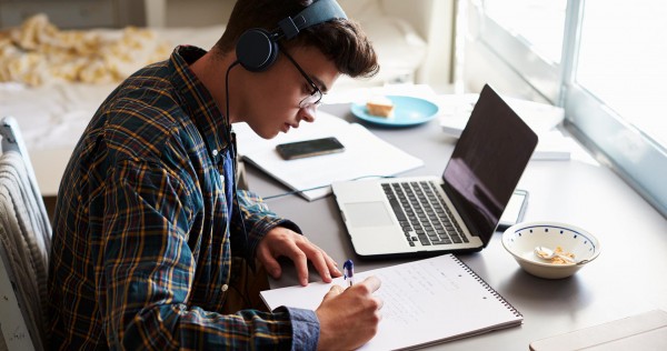 Tendras Que Estudiar Desde Casa 15 Tips Para Tus Clases En Linea Tecnologico De Monterrey Cuatro de cada diez no ingresan a clases. 15 tips para tus clases en linea