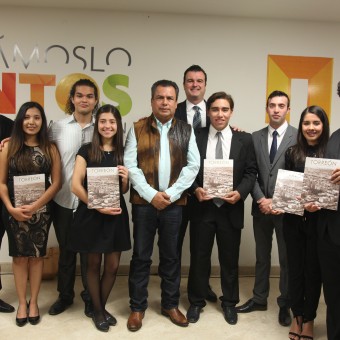 Alumnos del Tec entregan catálogo de edificios históricos a Torreón.