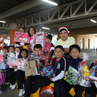 Niños con sus regalos donados por estudiantes, profesores y administrativos.