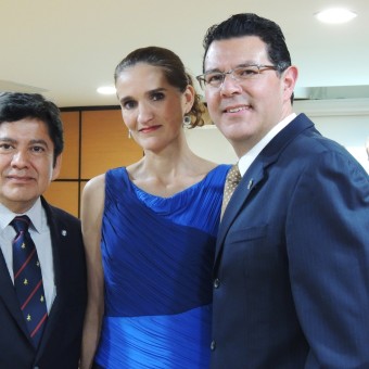 Carlos Gutiérrez en compañía de us esposa y el director del campus