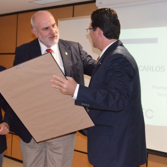 El rector de la zona entrega el galardón a Carlos Gutiérrez