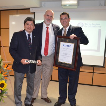 Carlos Gutiérrez Cerdio, en compañía del Director del Campus y el Rect