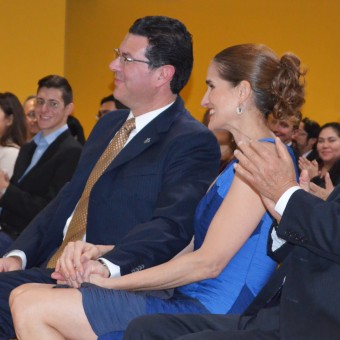 Carlos Gutiérrez en compañía de su esposa