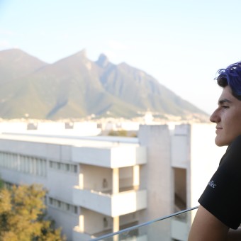 Alumno admirando la vista de Monterrey
