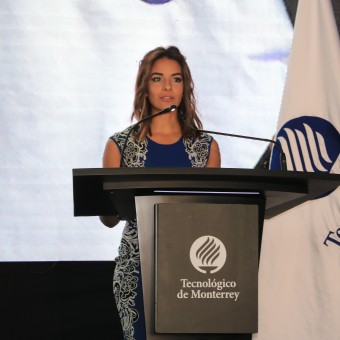 Ana C. Jaquez alumna oradora.