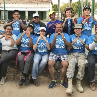 Alumnos y profesores de profesional participaron en la construcción de casas en comunidades de Cintalapa, Chiapas. 