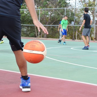 Durante el evento, los alumnos se enfrentaron en varias disciplinas, una de ellas fue basquetbol.
