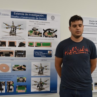 Enrique Horacio Pérez con su proyecto "Diseño y construcción de drones"
