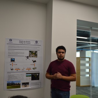 Jesús Alejandro Pérez con su proyecto "Diseño de drones: código de control"