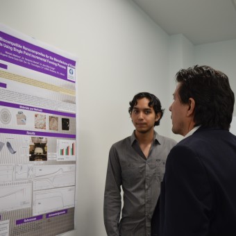 Marcelo Martínez presentando su poster al profesor Rogelio Soto y Adriana Canseco