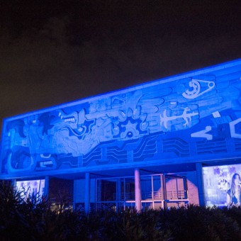 El Tec de Monterrey inició los festejos por su 75 aniversario con un espectáculo de luz azul en sus edificios más emblemáticos en el campus Monterrey.