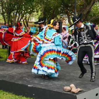 En Chihuahua se celebró además con grupos folclóricos.