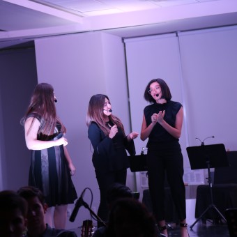 Alumnos comparten escenario con Angélica Aragón 
