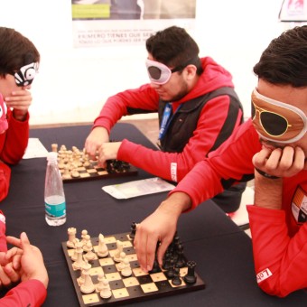 Los jóvenes jugaron con un ajedrez creado para invidentes