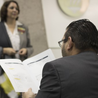 María Guadalupe Flores, DTM, dando el tema <<Tu rol en el plan de éxito de distrito distinguido>>, junto a Ángel Pérez