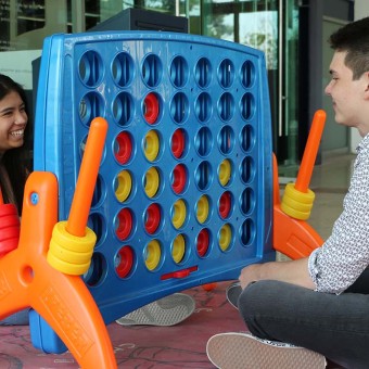 Students playing “Connect 4” at the San Luis Potosí campus.