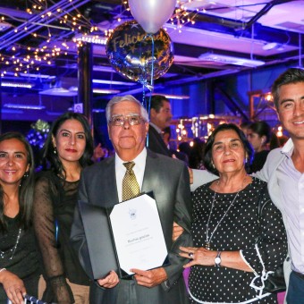 El profesor Victor Padilla y su familia celebrando sus 25 años de lealtad.