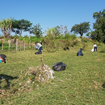 Voluntarios limpian el río Apatlaco