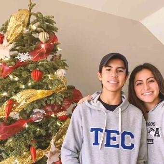 Alumna y alumno del Tec campus Toluca con su árbol de Navidad