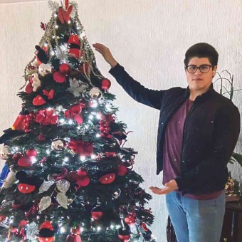 Alumno del Tec campus Toluca con su árbol de Navidad