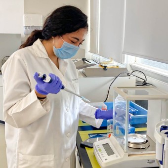 Jóvenes investigadores ya trabajan en sus proyectos en los laboratorios del Tec campus Estado de México, respetando las medidas de prevención como el uso de cubrebocas.