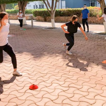 Estudiantes del Tec campus Queretaro participan en actividades de LiFE en espacios abiertos.