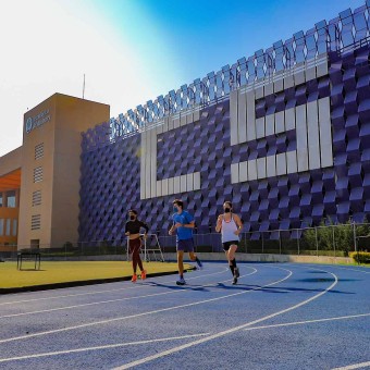 Incluso al hacer algunas actividades al aire libre, los deportistas del Tec campus Santa Fe mantienen la sana distancia.