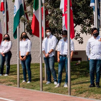 alumnos-al-pie-de-las-astas-banderas-en-explanada-CIAP-árbol-de-la-fraternidad-2021-campus-Monterrey
