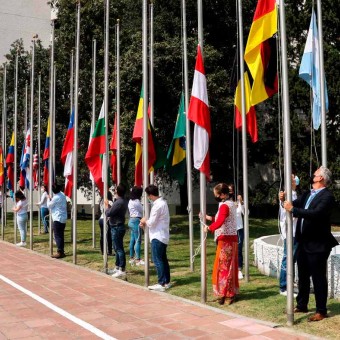 banderas-de-diversos-países-en-explanada-CIAP-reflejando-la-multiculturalidad-de-campus-monterrey-en-ceremonia-árbol-de-la-fraternidad-2021