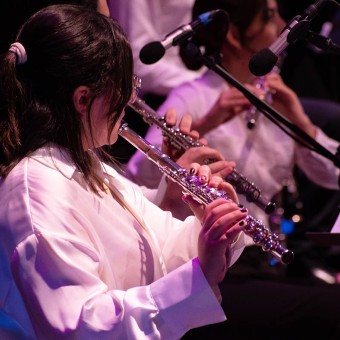 Alumna tocando el clarinete en el Auditorio Luis Elizondo