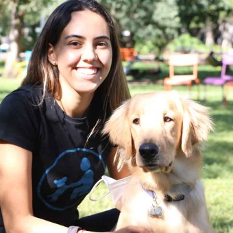 La alumna Noor Ayuv disfrutó la actividad junto a su perro “Bruno”.
