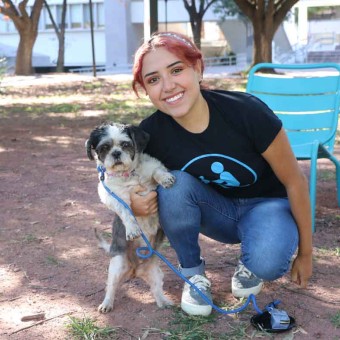 La estudiante Paola Araujo junto a su mascota “Pucca”.