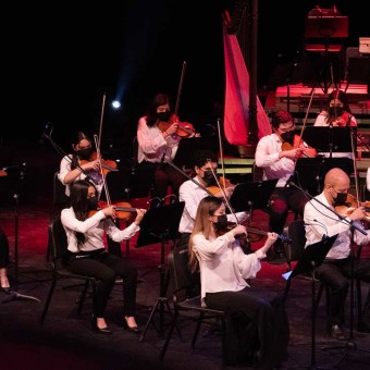 Violinistas de la Sinfónica Tec en "Corazón Latino"