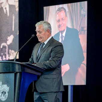 Mario Adrián Flores, vicepresidente Región Monterrey en homenaje a Ramón de la Peña.