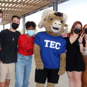 Teus la mascota del Tec se reunió con los alumnos de intercambio
