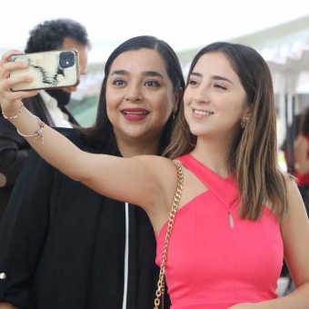 Selfies entre asistentes a la toma de fotogrfía de generación 
