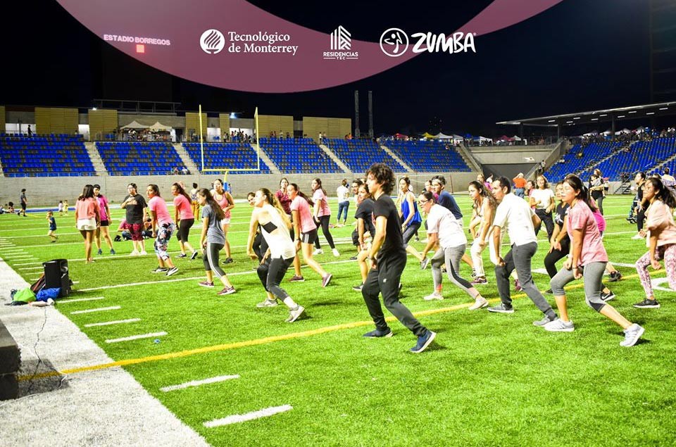 Alumnos realizando zumba en el estadio borregos